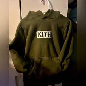 Kith kids olive size 4/5
Features a jersey-lined hood, front pouch pocket